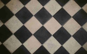 un carrelage sol en damier noir et écru, prêt à être repeint